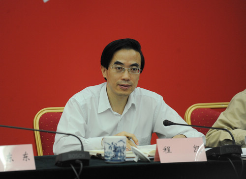 图为中国残联副理事长程凯主持会议