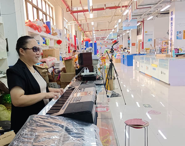 2022年7月28日,盲人键盘师秦会在琴行自弹自唱。虽然双目没有一丝光感,但是秦会凭着自己的努力,成为一名键盘师000。.jpg 2022年7月28日,盲人键盘师秦会在琴行自弹自唱。虽然双目没有一丝光感,但是秦会凭着自己的努力,成为一名键盘师000。.jpg